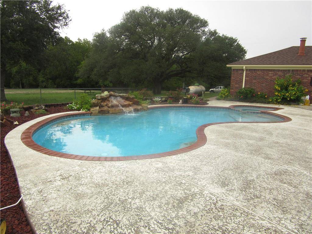 2535 Norcross RD, Wallis, TX 77485