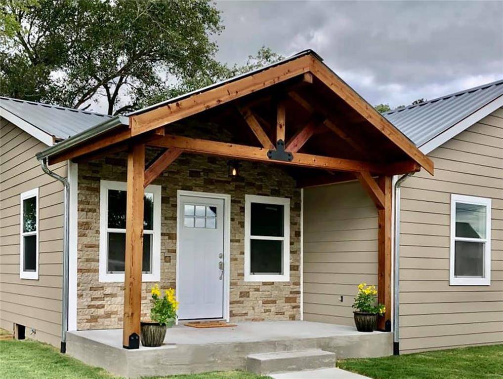 909 N Grimes ST, Giddings, TX 78942