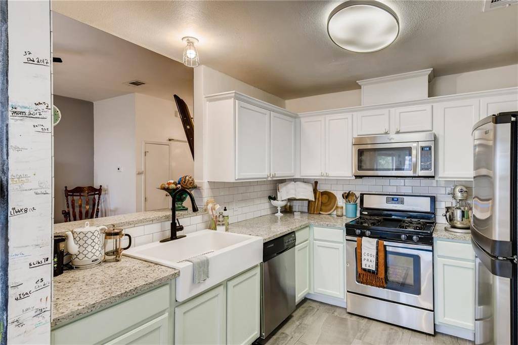 102 Meadowside DR, Hutto, TX 78634