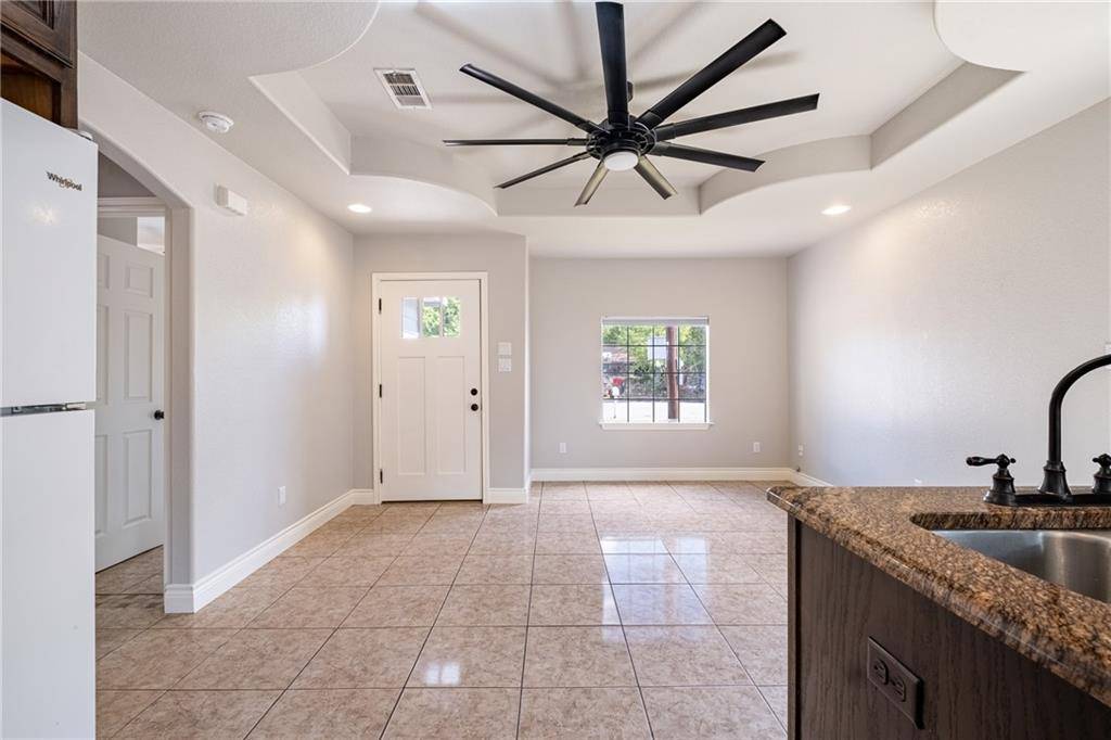 564 W Brenham ST, Giddings, TX 78942