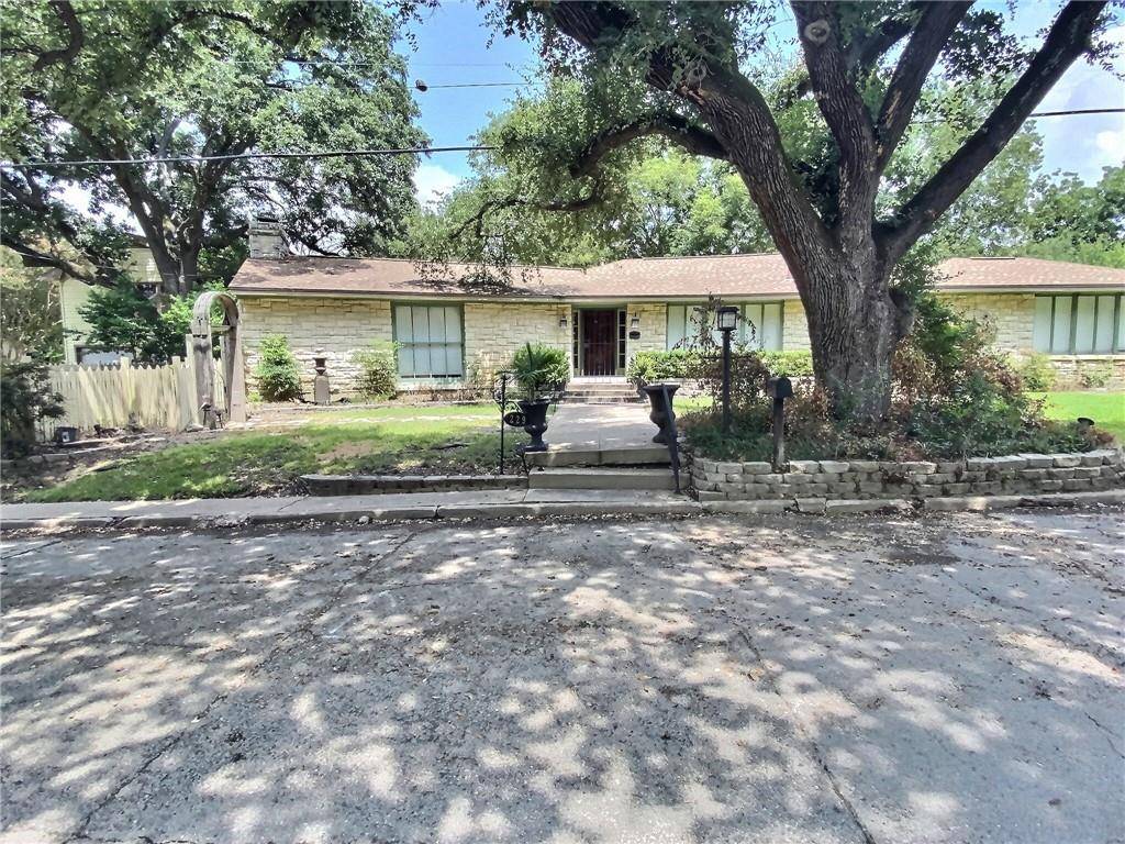 229 E Davilla Ave, Rockdale, TX 76567
