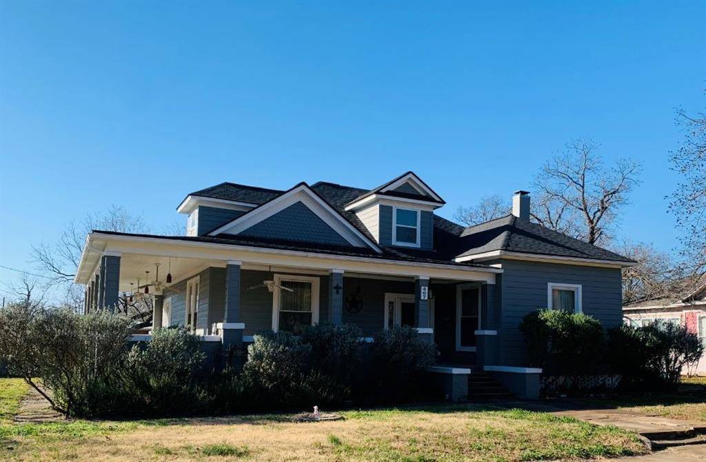 407 E 6th ST, Cameron, TX 76520