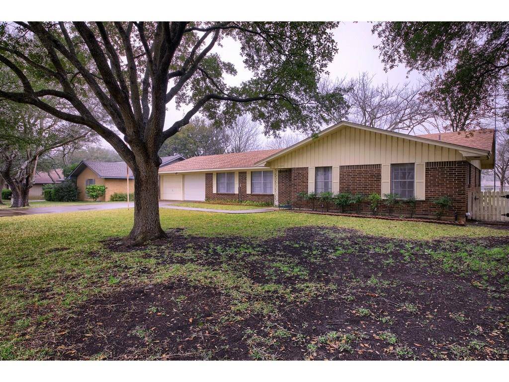 2304 W Lake DR, Taylor, TX 76574