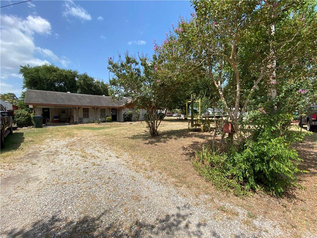 196 Clark LN, Giddings, TX 78942