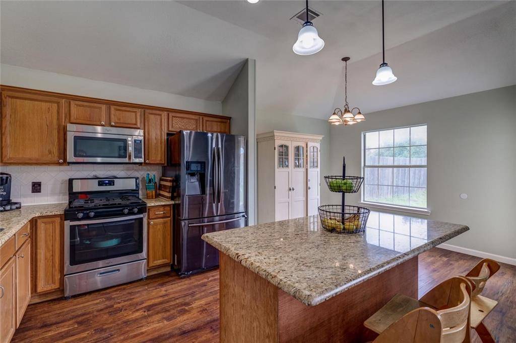 2000 Holly Springs DR, Taylor, TX 76574
