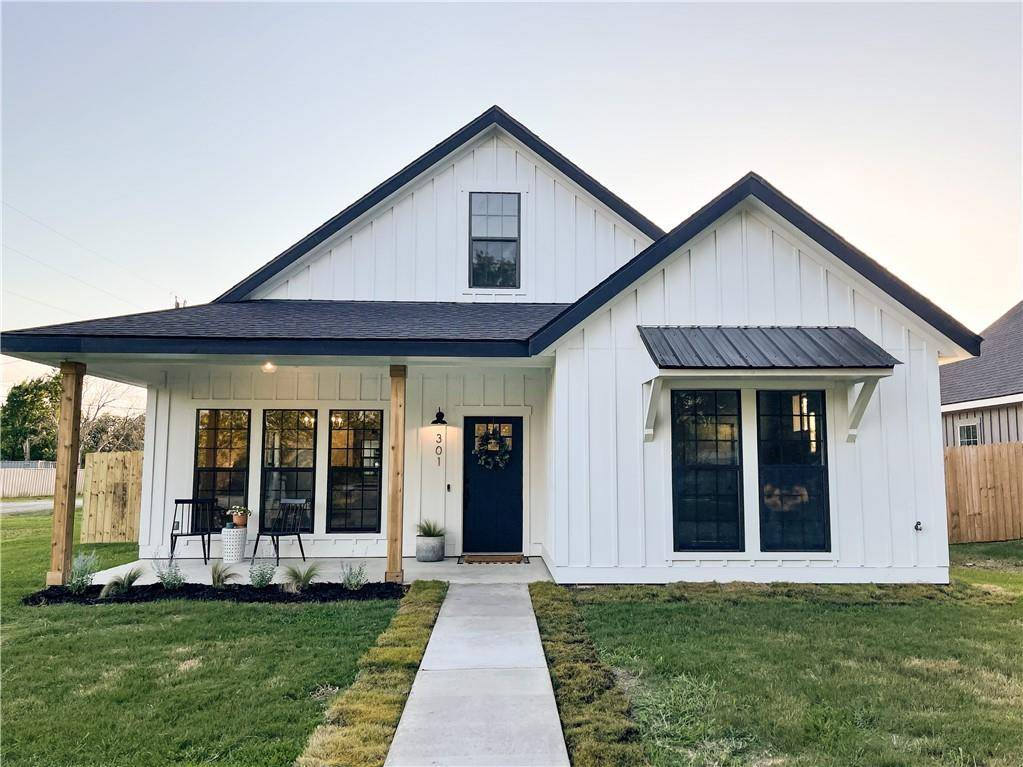 301 Lizzie ST, Taylor, TX 76574