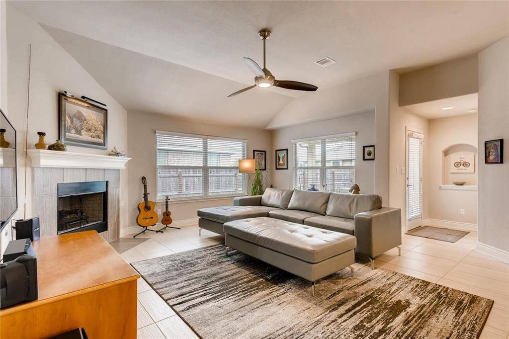 359 Summer Pointe DR, Buda, TX 78610