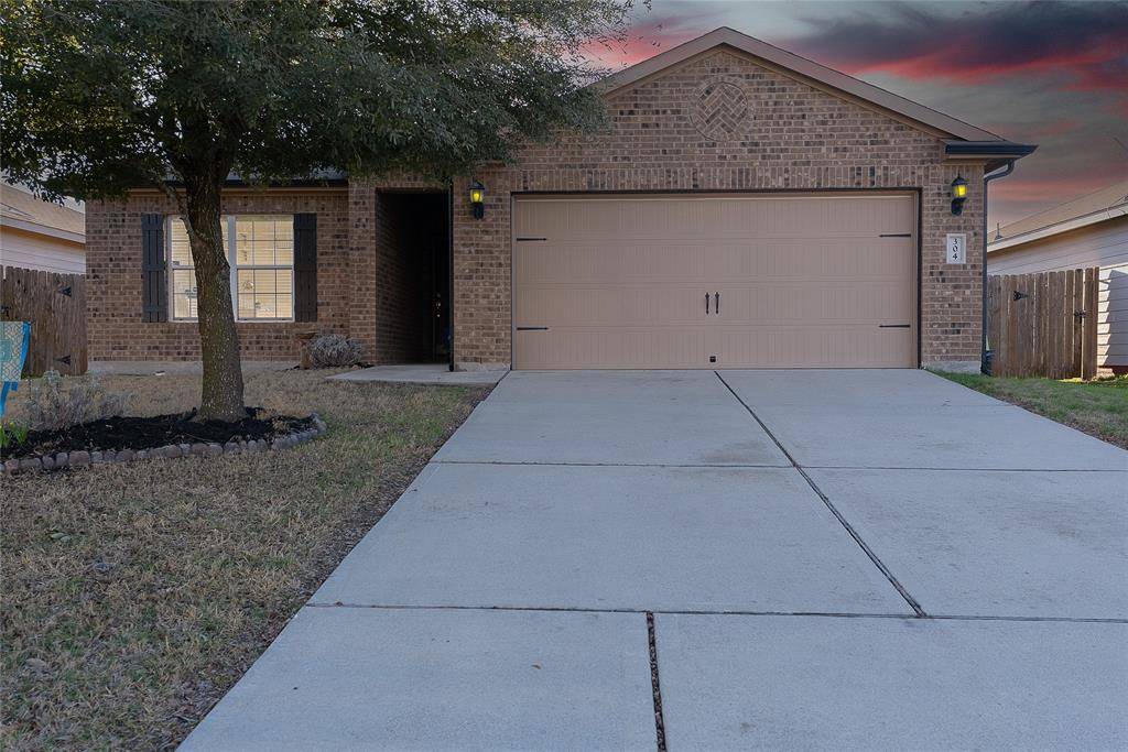 304 Sapphire LN, Jarrell, TX 76537