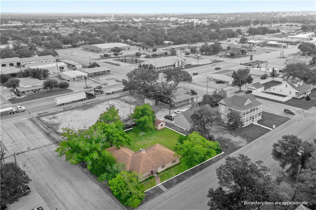 711 E Hempstead ST, Giddings, TX 78942