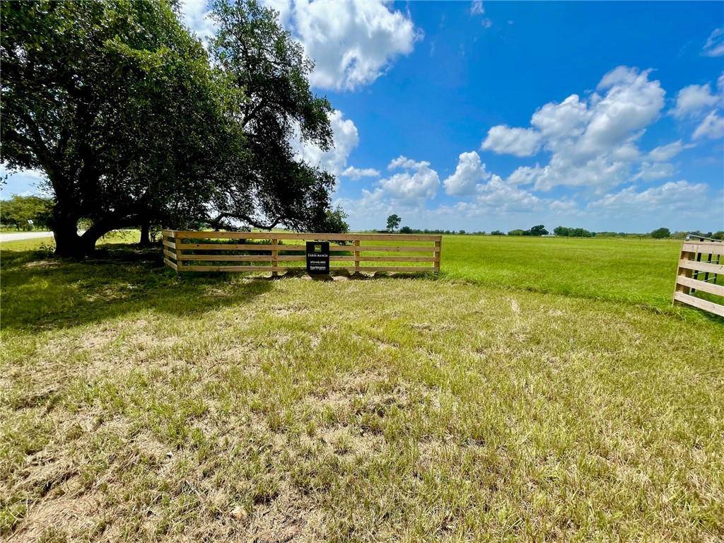671 Oil Field RD, Bellville, TX 77418