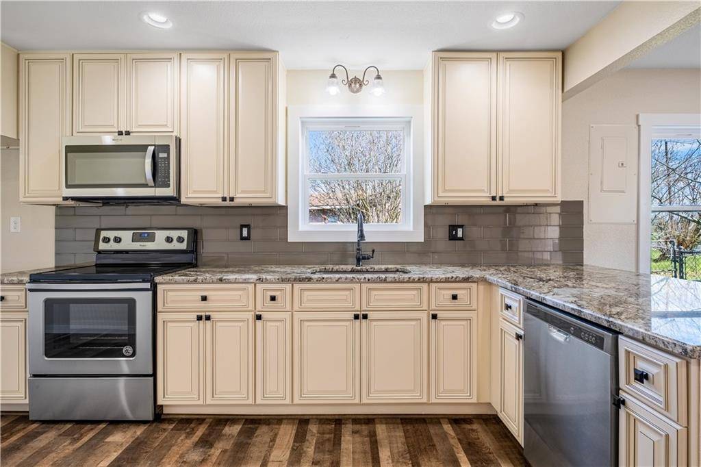 1233 N Ellis ST, Giddings, TX 78942