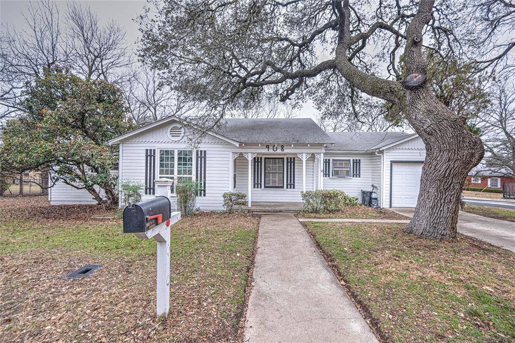 908 W 1st ST, Lampasas, TX 76550