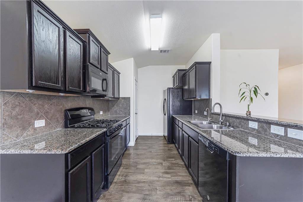 114 Hawkins CT, Hutto, TX 78634