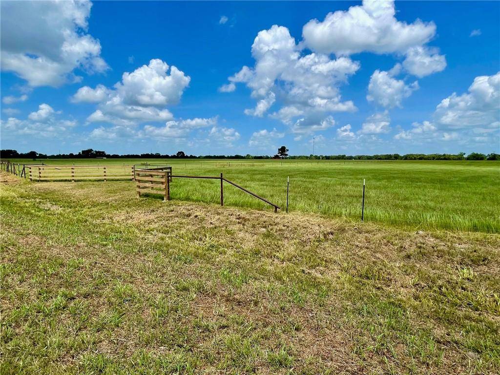 606 Raccoon BND, Bellville, TX 77418