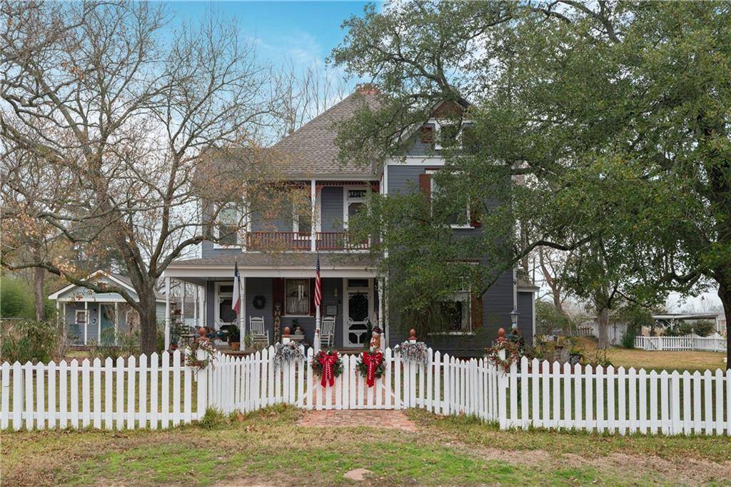 808 Pin Oak ST, Calvert, TX 77837