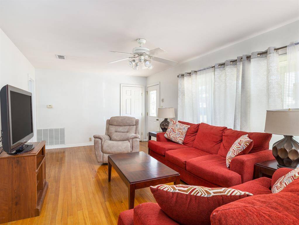 718 Vogel ST, Rockdale, TX 76567