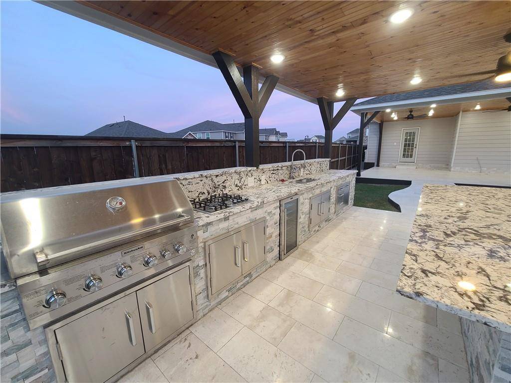 221 Asher Blue DR, Hutto, TX 78634