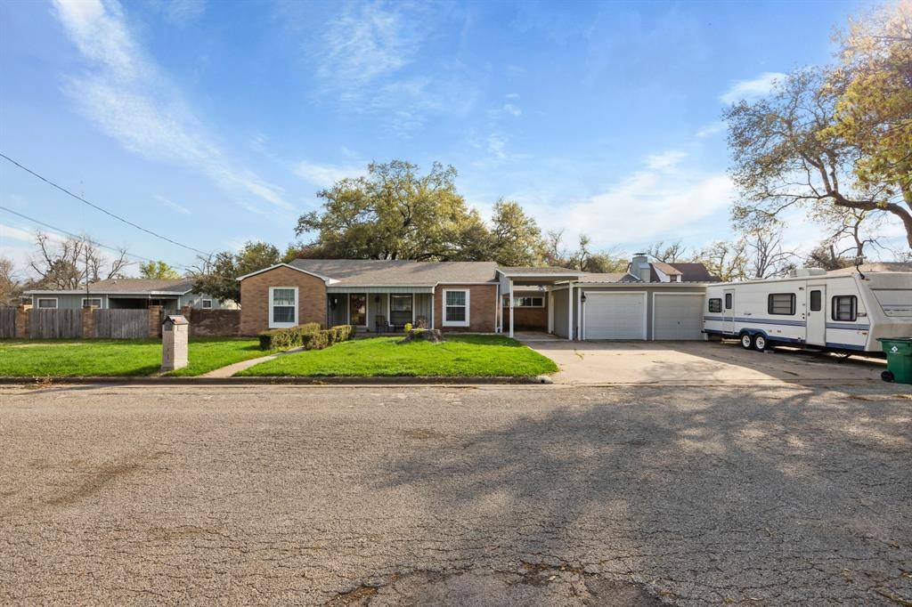 711 E 11th, Cameron, TX 76520
