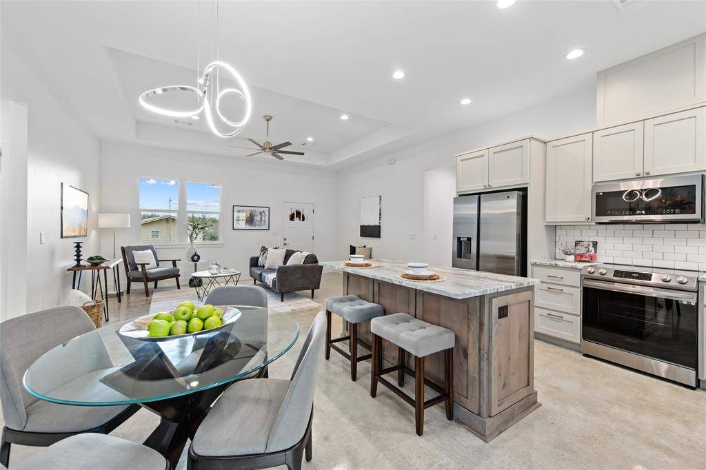 208 Songwood DR, Spicewood, TX 78669
