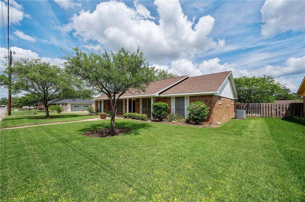 284 Woodland Ave, Giddings, TX 78942