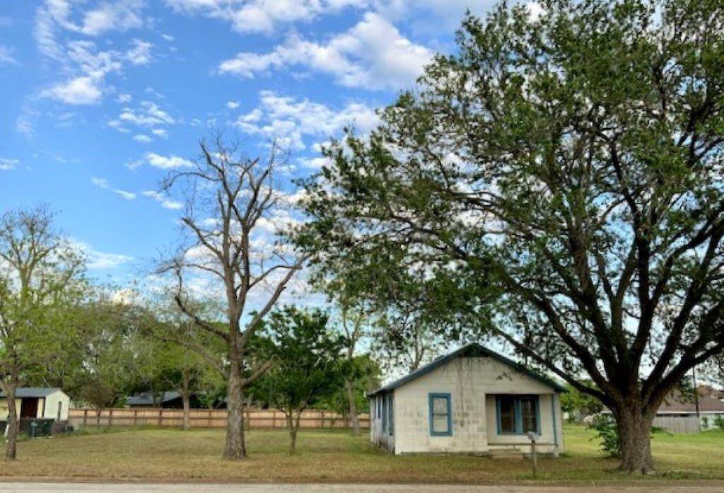 688 S Leon ST, Giddings, TX 78942