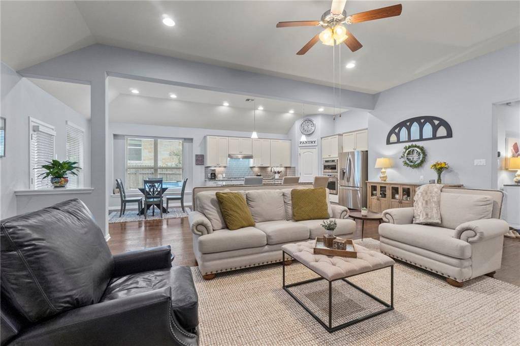 952 Oyster CRK, Buda, TX 78610