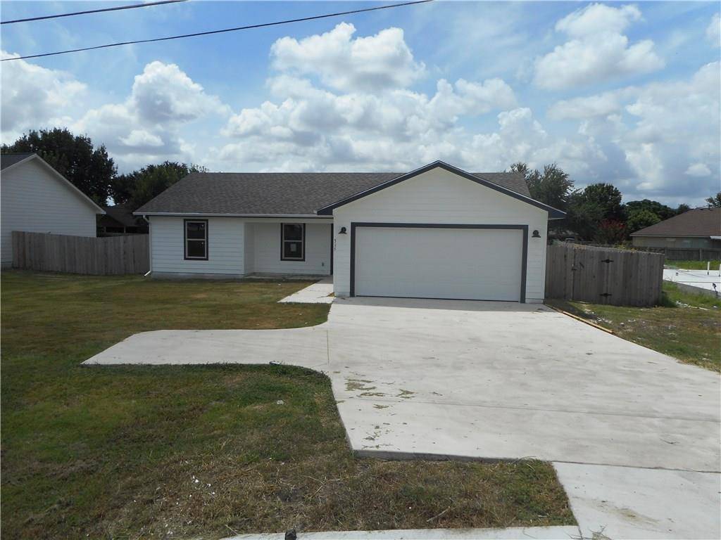 315 Carlos G Parker BLVD, Taylor, TX 76574