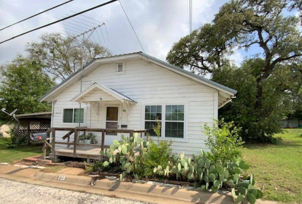 739 E Richmond ST, Giddings, TX 78942