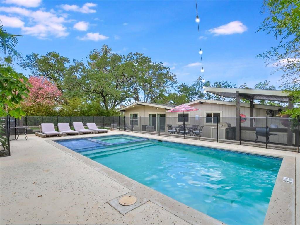 907 W Travis ST, Fredericksburg, TX 78624