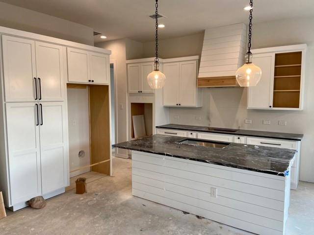 600 Ronay DR, Spicewood, TX 78669