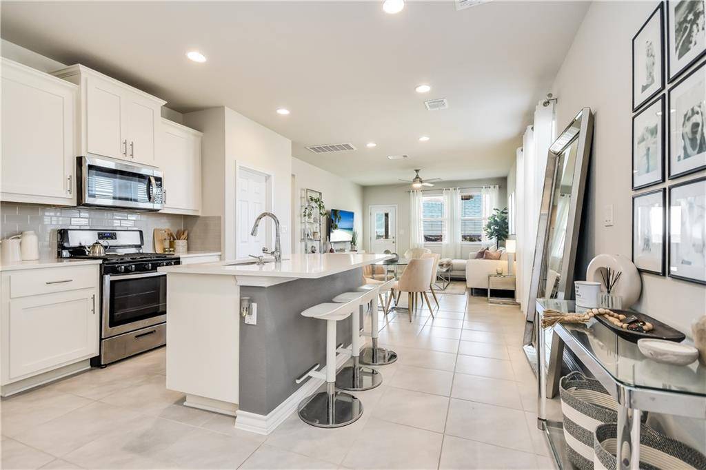 286 Eves Necklace DR, Buda, TX 78610