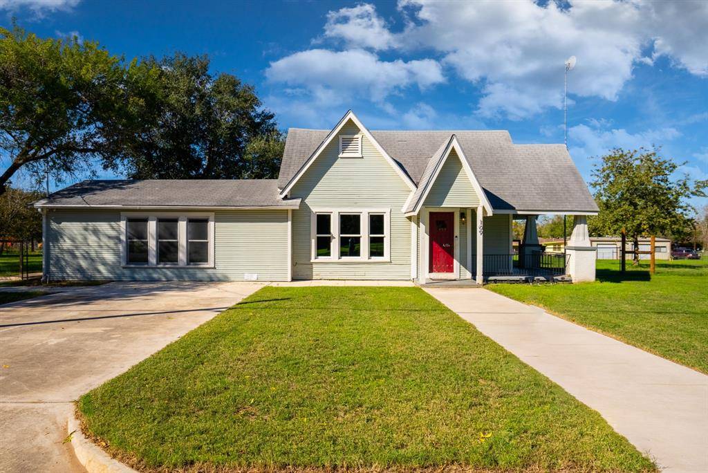 109 E Mayer ST, Stockdale, TX 78160