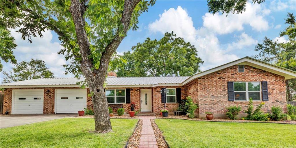 302 Westmoor ST, Fredericksburg, TX 78624