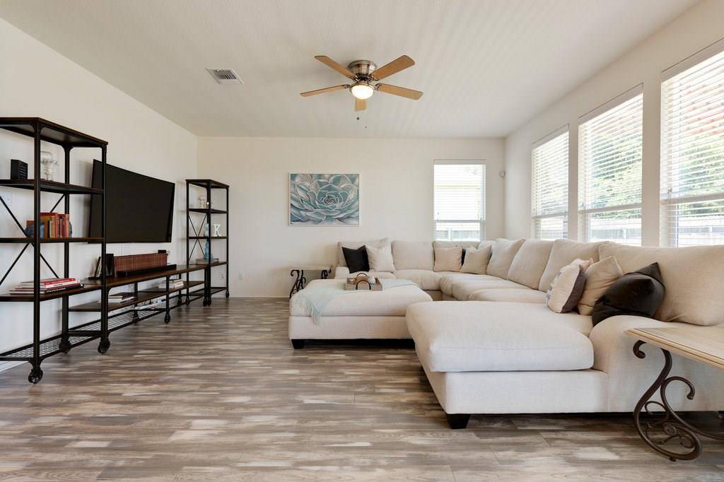 606 Estes PARK, Taylor, TX 76574