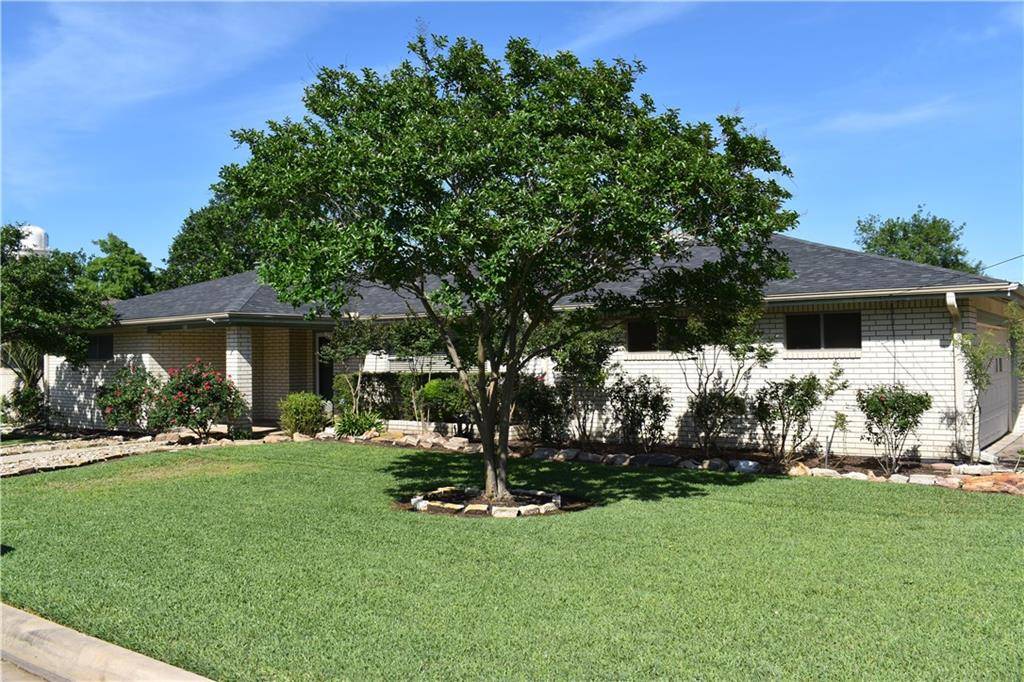 272 Woodland Ave, Giddings, TX 78942