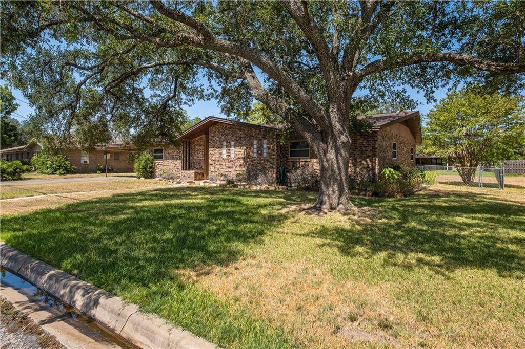 363 Edgewood Ave, Giddings, TX 78942