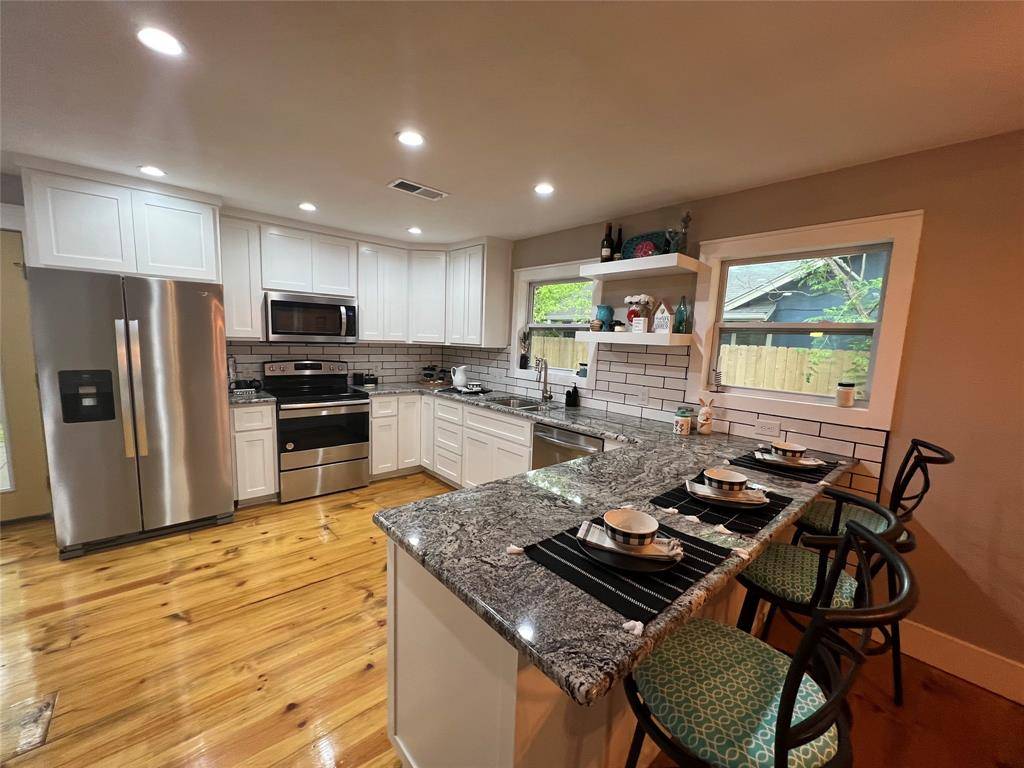 1116 W 3rd ST, Taylor, TX 76574