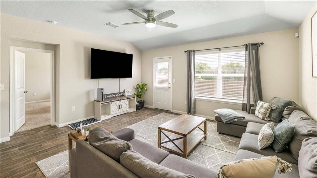 210 Marimoor DR, Hutto, TX 78634