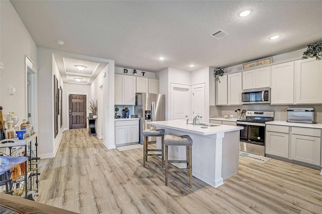 400 Colthorpe LN, Hutto, TX 78634