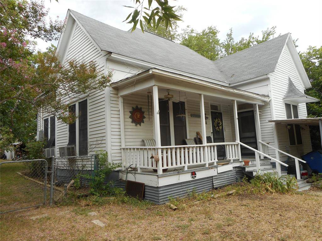 911 Porter ST, Taylor, TX 76574