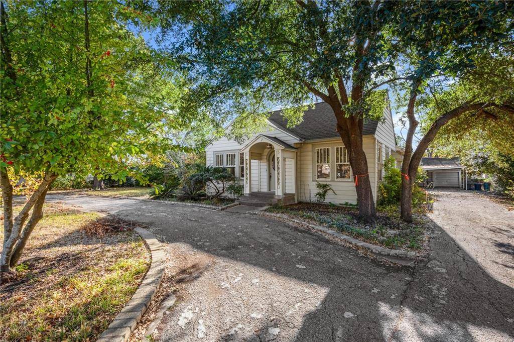 1303 W Lake DR, Taylor, TX 76574