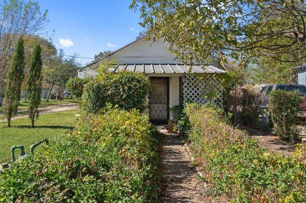 708 Maple ST, Taylor, TX 76574