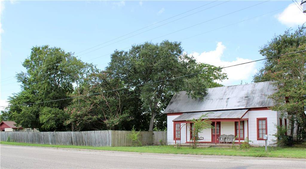 587 N Leon ST, Giddings, TX 78942