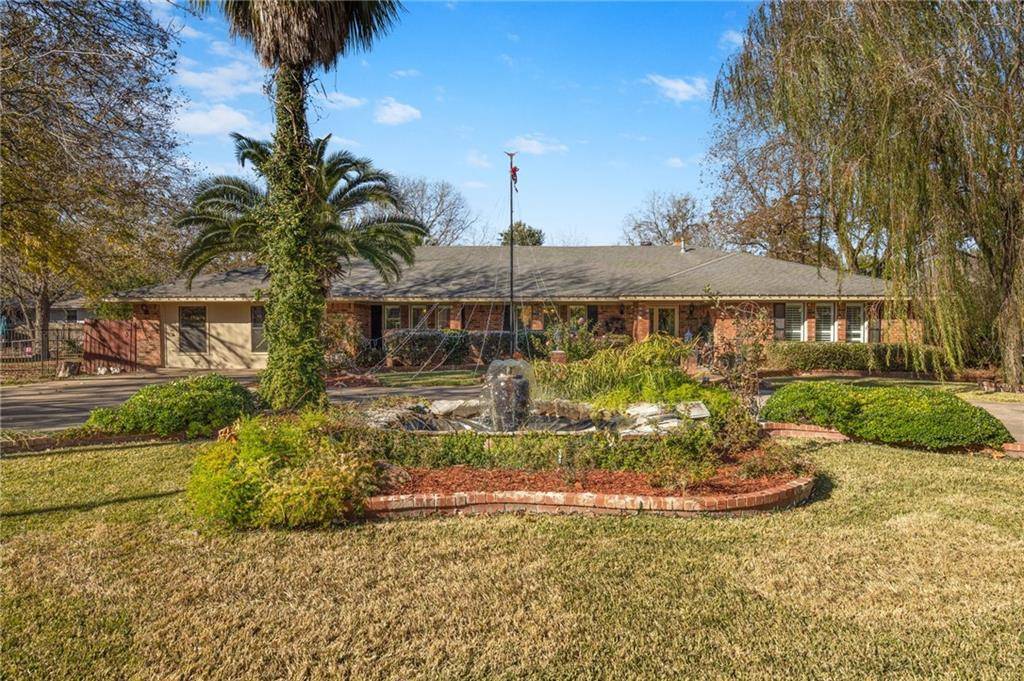 1514 W Lake DR, Taylor, TX 76574