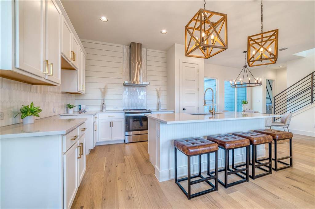 101 Cove Creek DR, Spicewood, TX 78669
