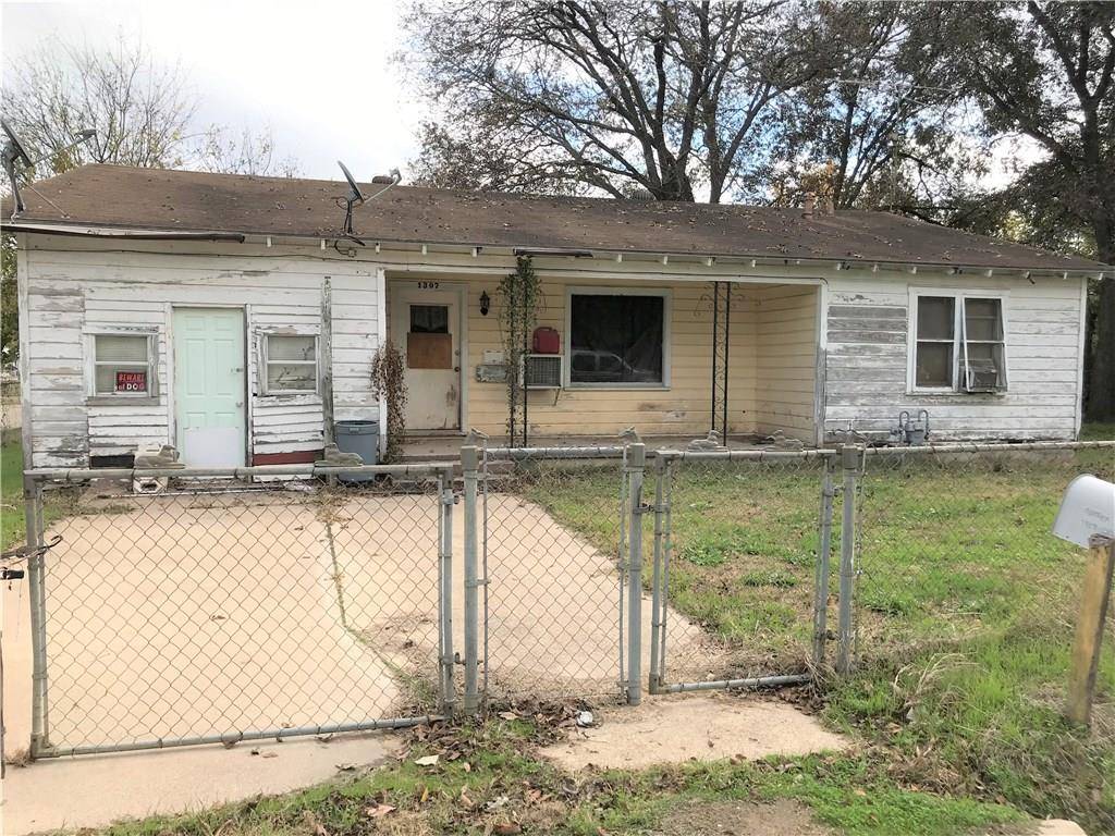 1307 N Crockett Ave, Cameron, TX 76520