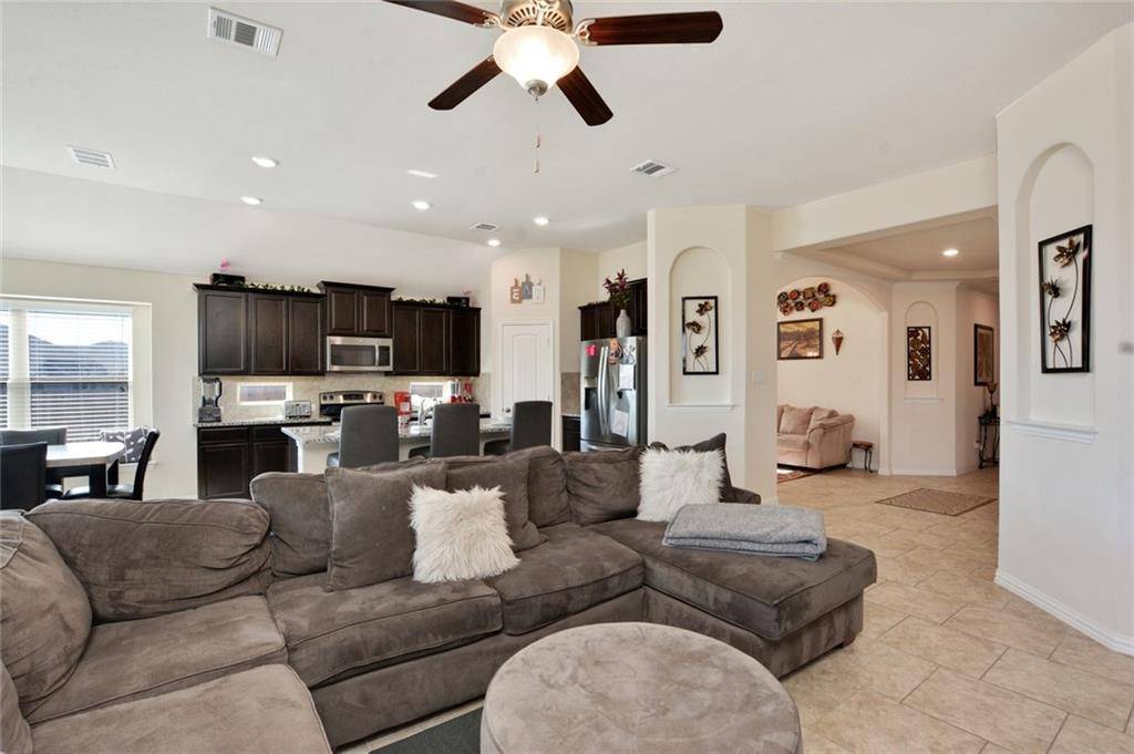 1010 Coconut CV, Hutto, TX 78634