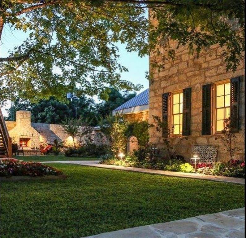 106 S Lincoln ST, Fredericksburg, TX 78624