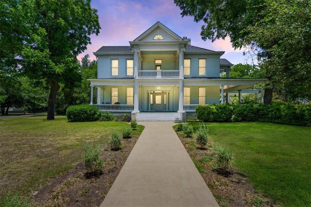 1720 W Lake DR, Taylor, TX 76574