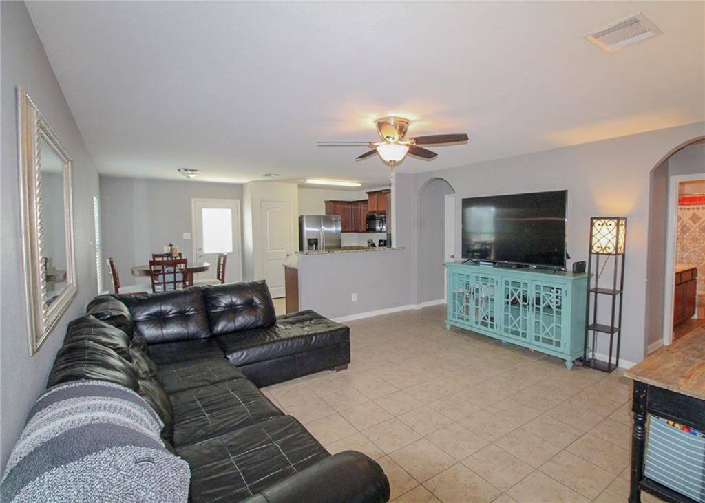 216 Farmer LN, Jarrell, TX 76537